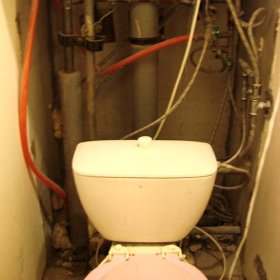 Как спрятать трубы в туалете — разбор 3-х популярных способа маскировки трубопровода