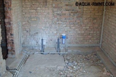 В частном доме при использовании коллекторной схемы водопроводные трубы можно спрятать даже под стяжку