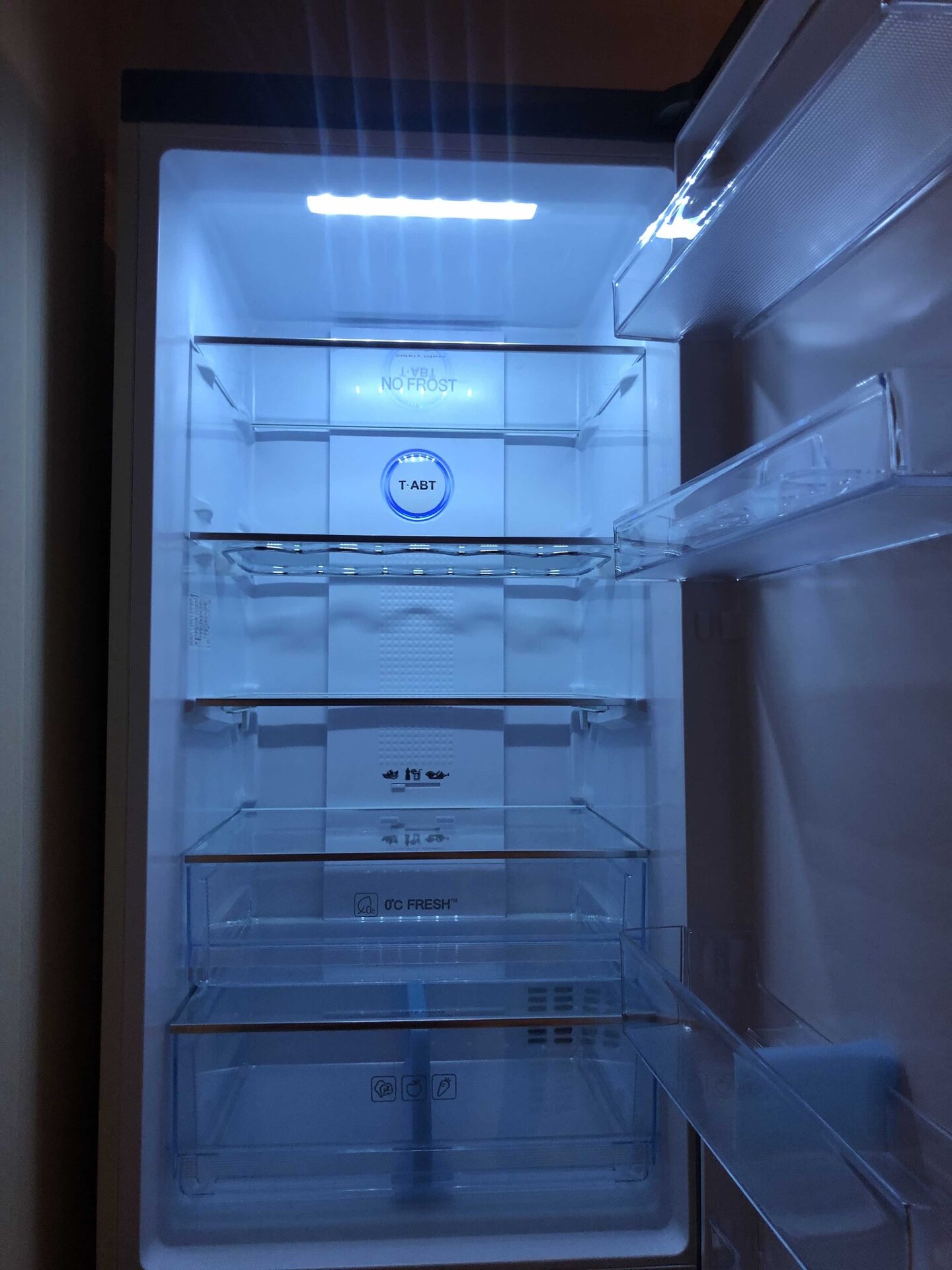 холодильник с полками в морозилке