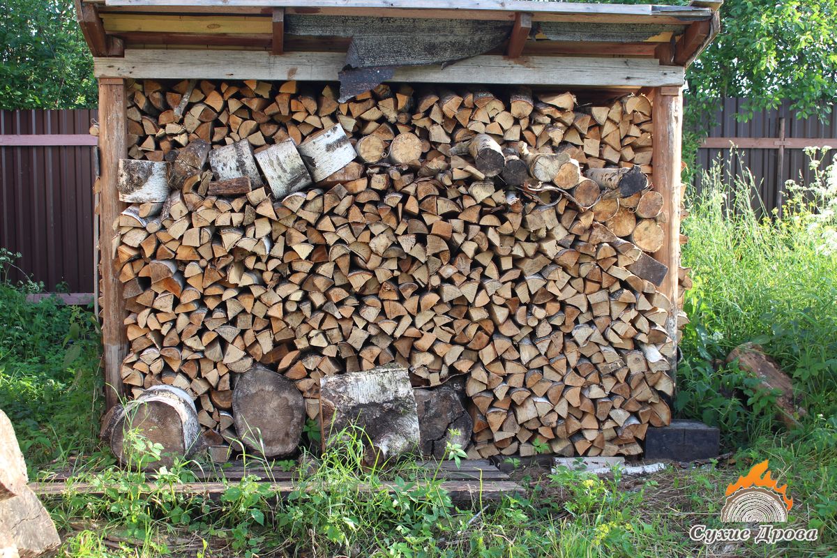 Укладка дров в дровнике