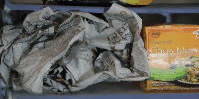 Как избавиться от запаха в холодильнике с помощью газеты