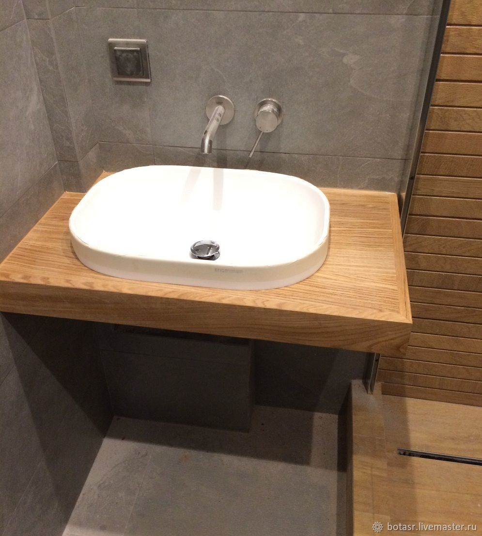 Раковина с деревянной столешницей в ванную