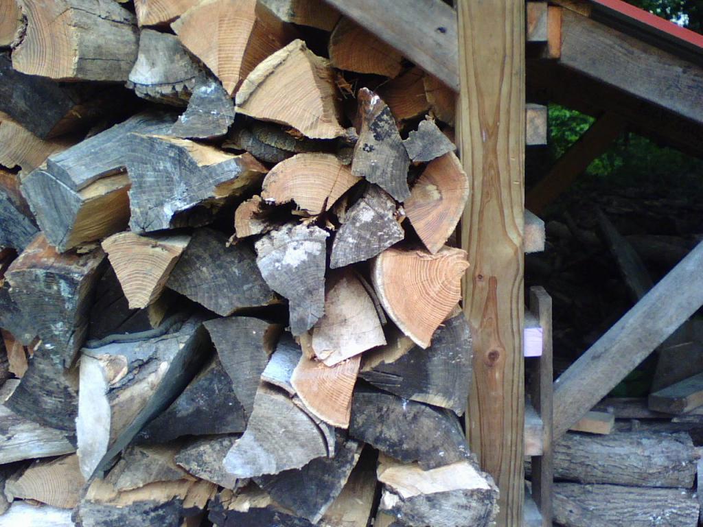 складывать дрова