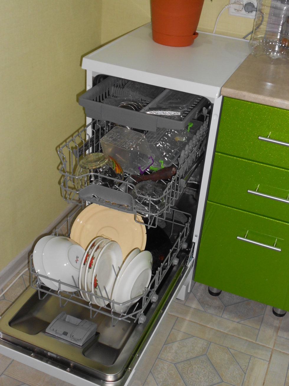 отдельностоящая посудомоечная машина в интерьере кухни