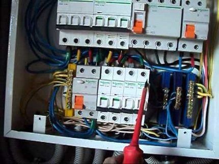 Защитные аппараты на щитке Трехфазный щиток с УЗО и автоматами