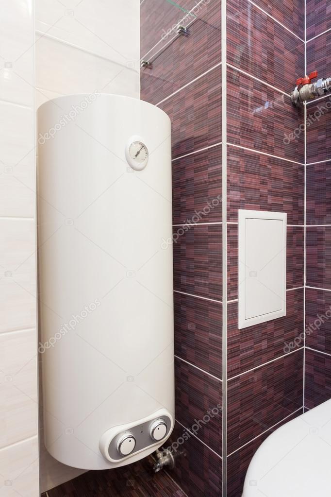 Шкаф и водонагреватель в туалете