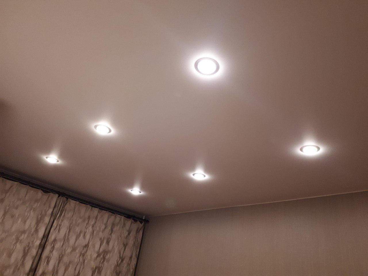 Примеры расположения светильников на натяжном потолке фото