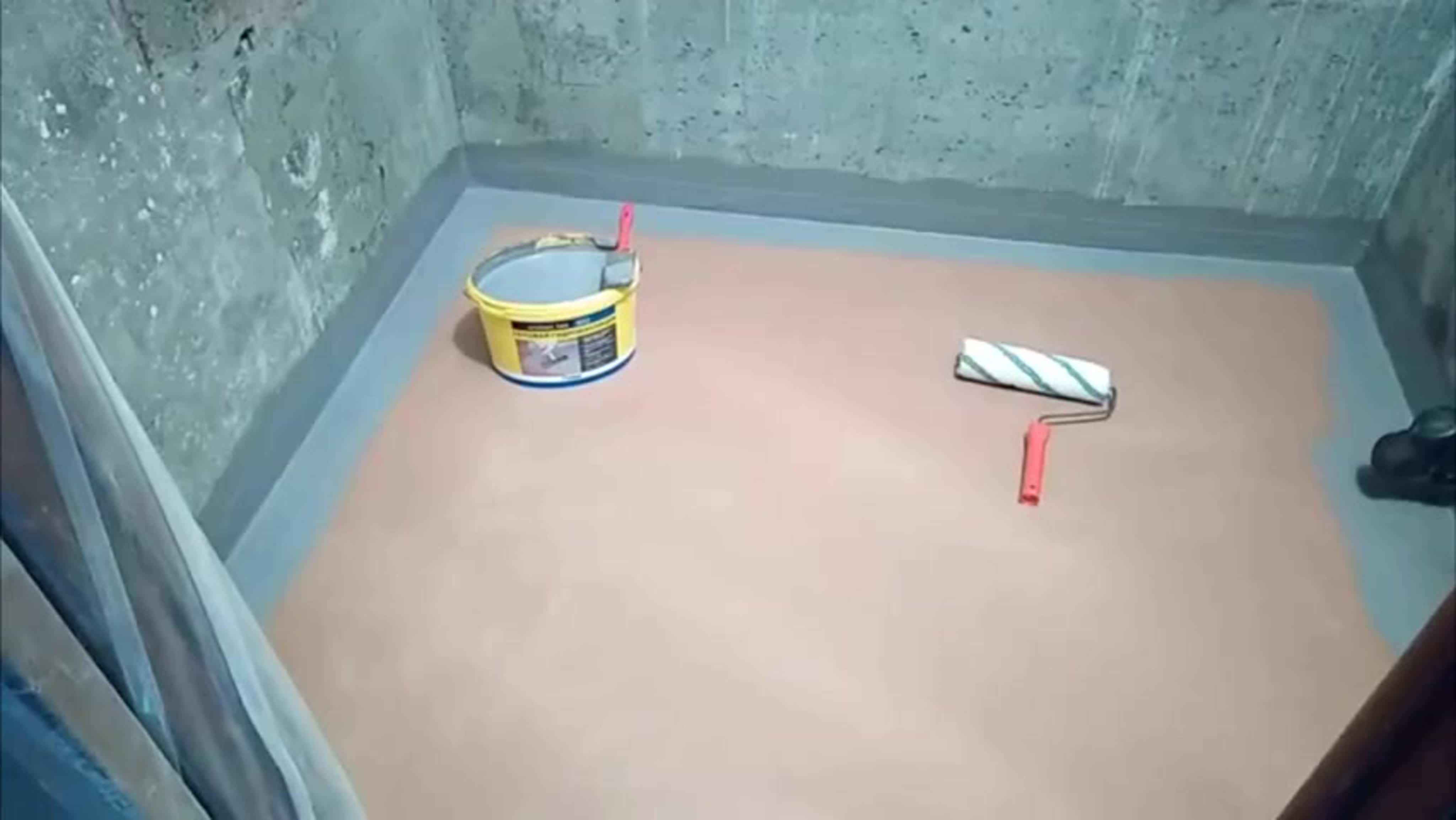 Гидроизоляция перед плиткой. Гидроизоляция пола ОСБ для пола. Гидроизоляция на ОСБ пол. Земсков гидроизоляция ванной комнаты. Обмазочная гидроизоляция для ванной комнаты под плитку.